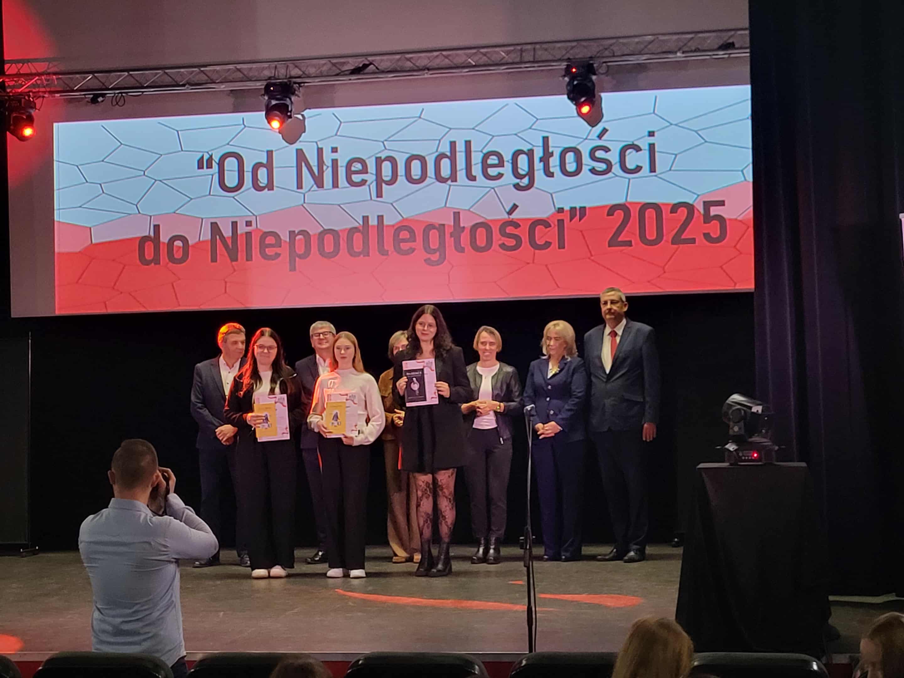 Sukces naszych uczennic w konkursie recytatorskim!