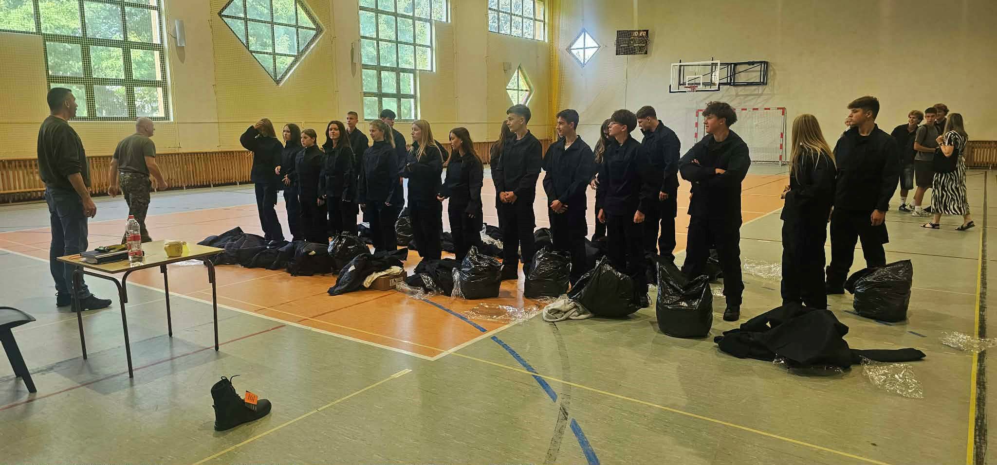 Klasa 1f w pełnym umundurowaniu